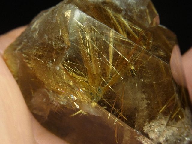 画像: オススメ 現品一点物  ゴールドルチル ポイント 原石 ２２３ｇ シラー 虹入り レインボー 金針水晶 運気を高める 天然石 鑑賞石 ＧＺ３