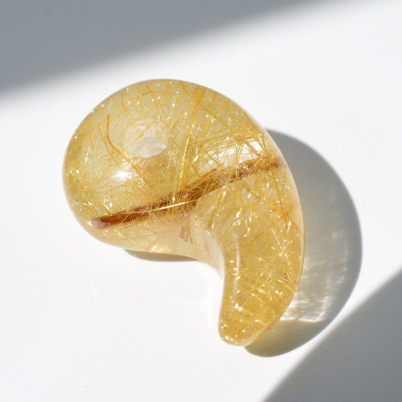 画像: 【チャンスを呼び込む金針のたすき掛け☆】人気 勾玉 ゴールド ルチル クォーツ 一点物【KMr66】自分らしく 道を切り開く 勝負運・金運・目標達成 プレゼント 守護石 京海堂